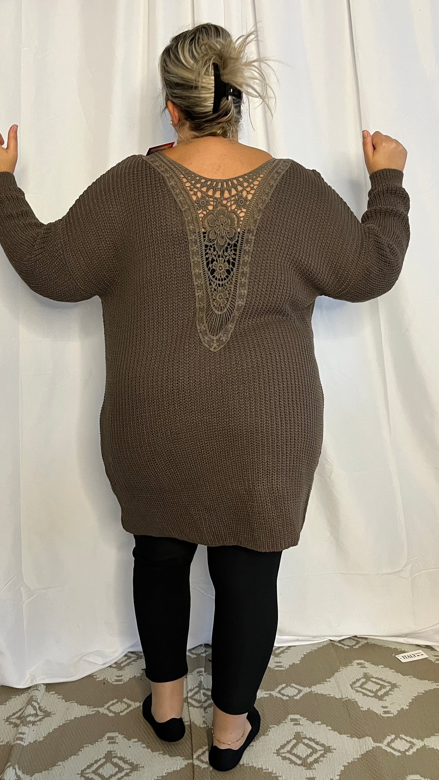 Robe pull dos brodé