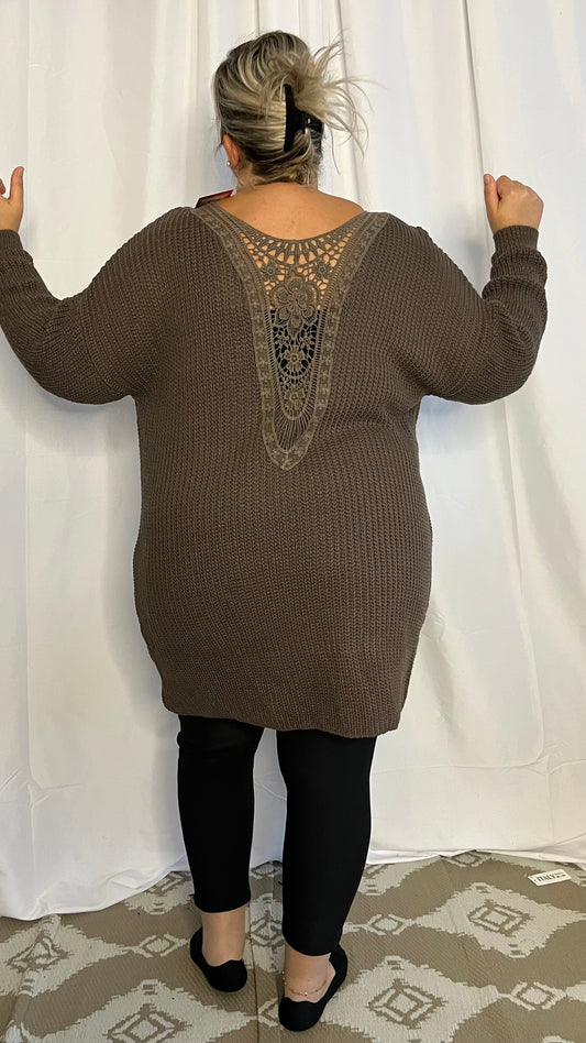 Robe pull dos brodé