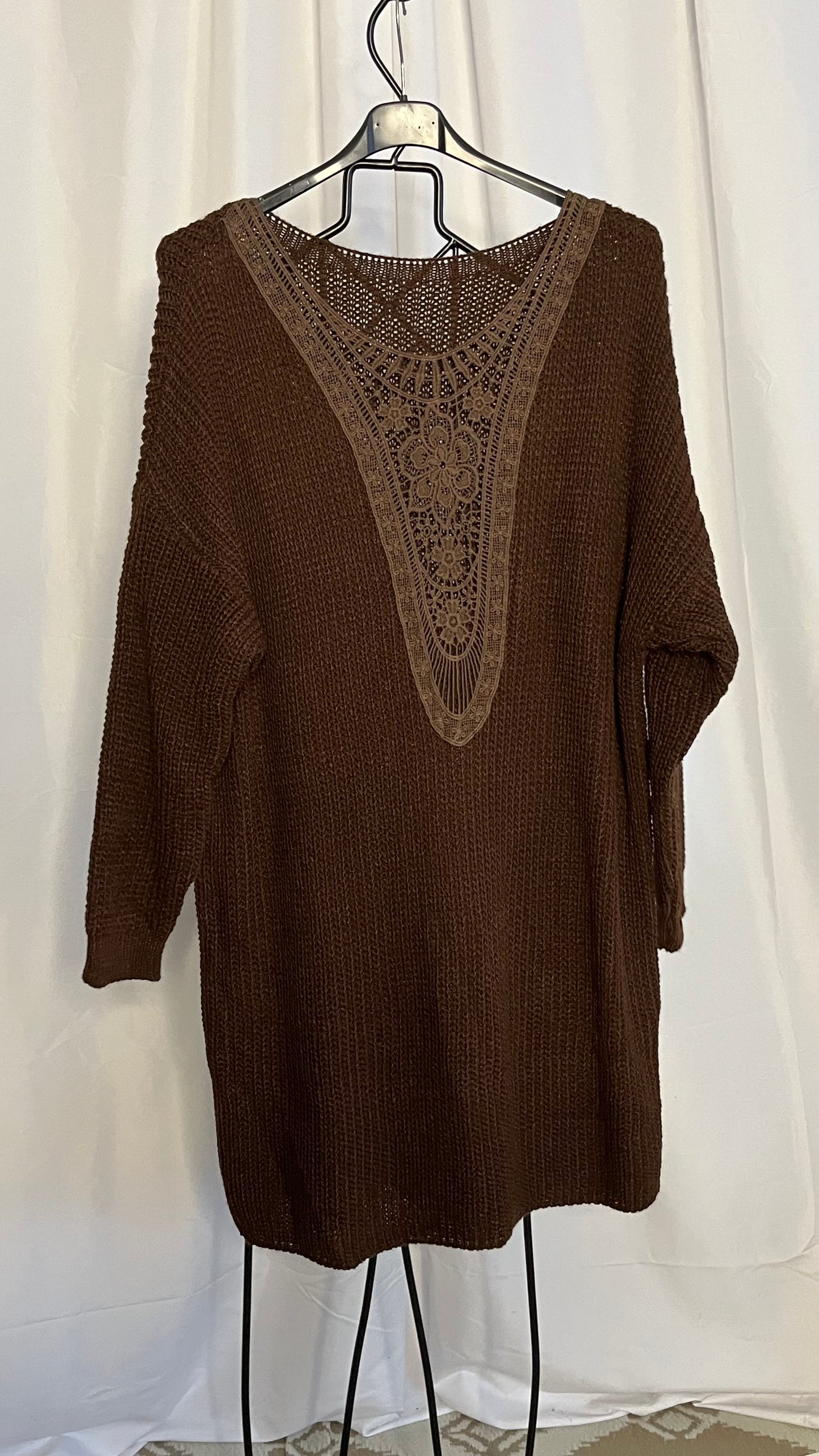 Robe pull dos brodé