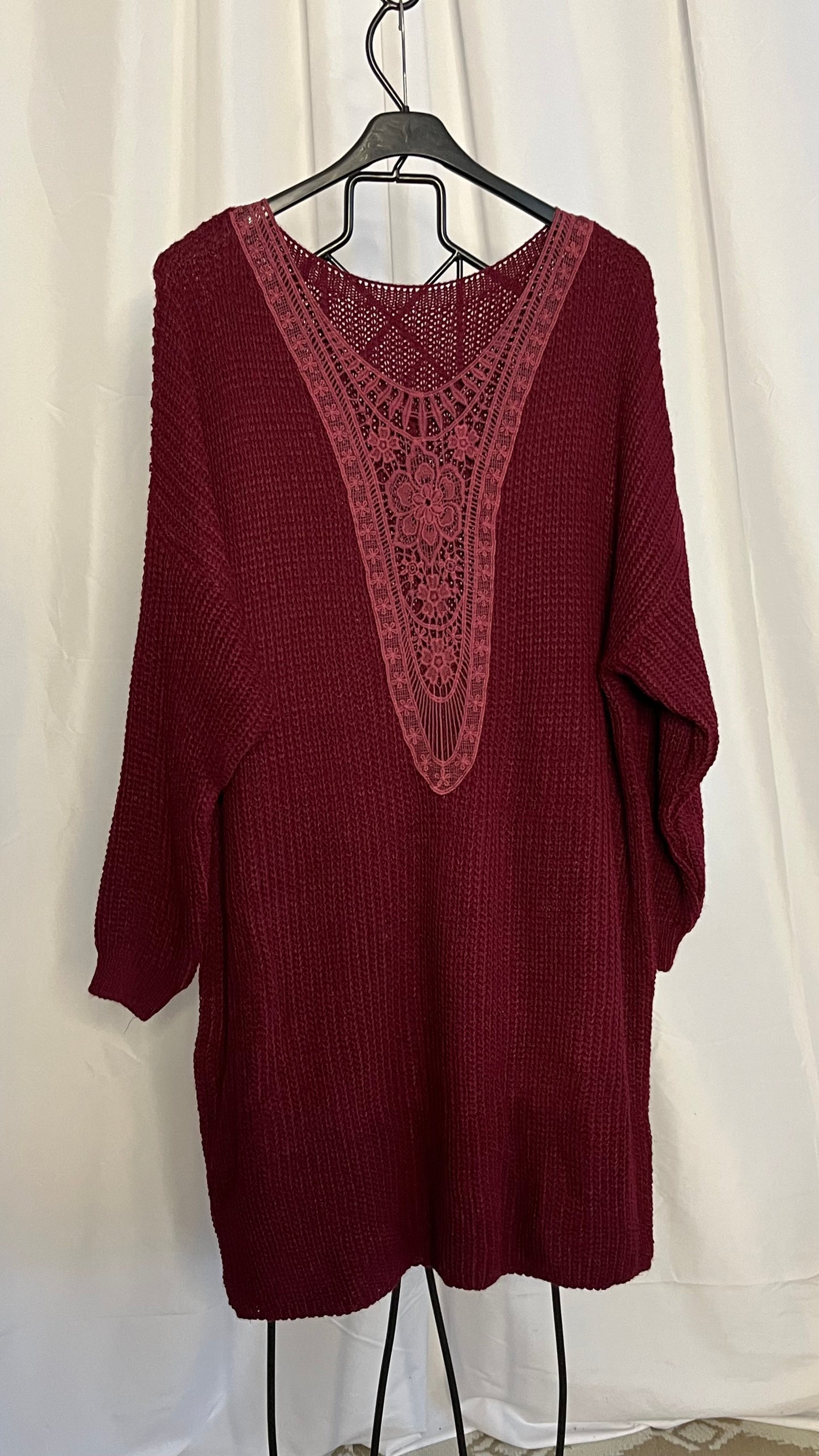 Robe pull dos brodé