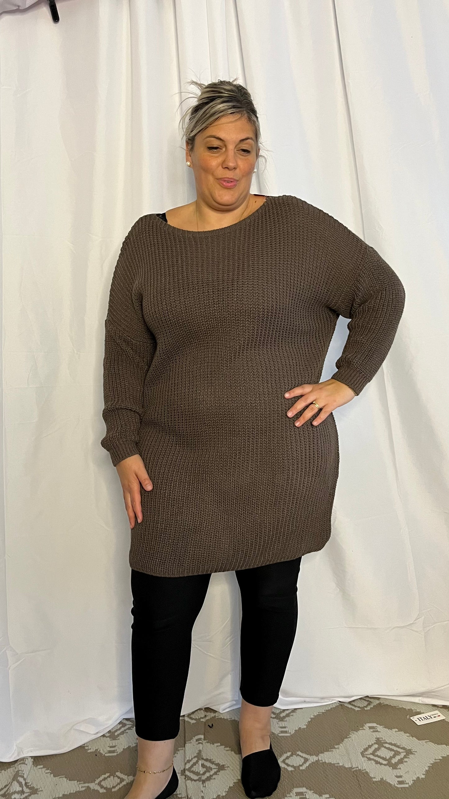 Robe pull dos brodé