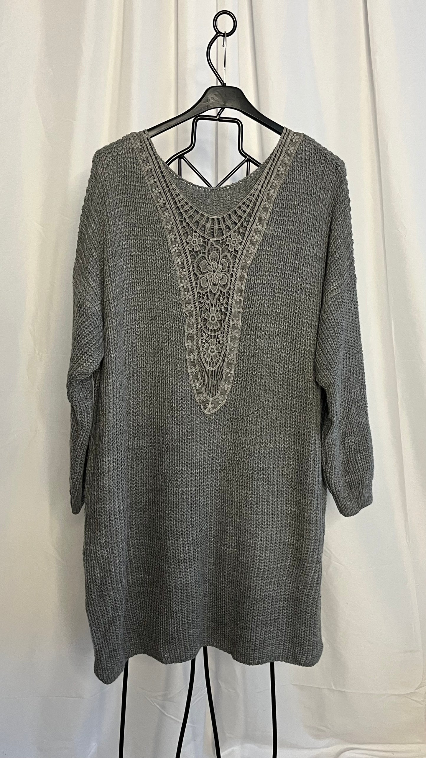 Robe pull dos brodé