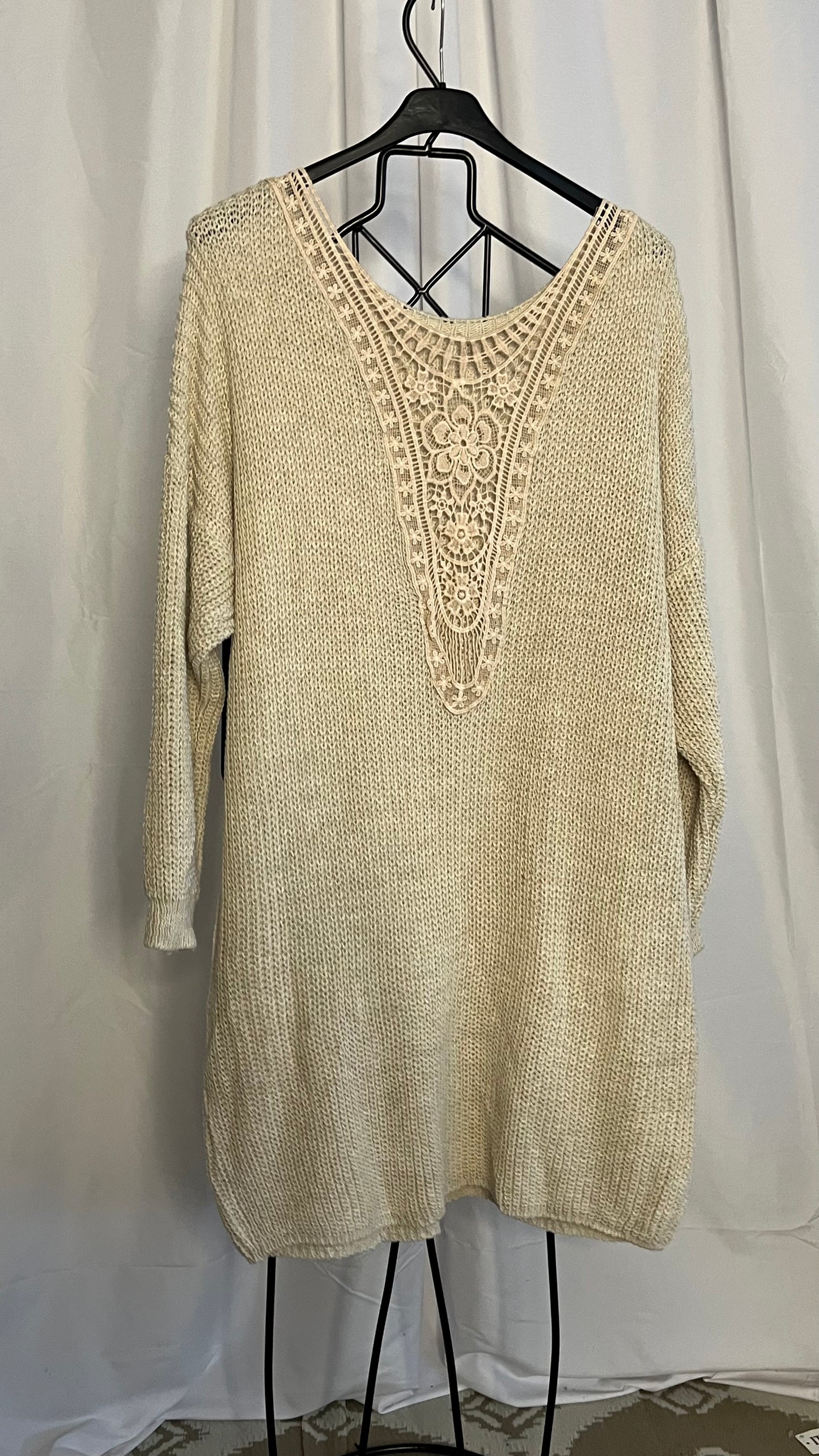 Robe pull dos brodé